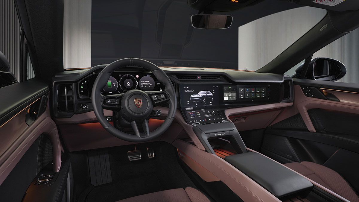 運転席前からセンターにかけて大型ディスプレイが横一列に広がり、ひと目で情報を把握できるコクピット。