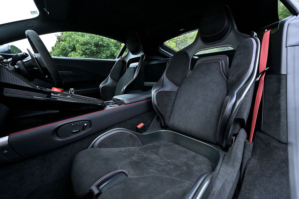 試乗車のシートは、オプションのカーボン製バケットだった。