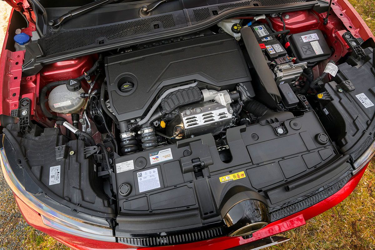 統合出力145psの1.2リッター 3気筒ターボ＋モーターはステランティス各車と共通だが、シトロエンのキャラクターを鑑みてか出力特性はおだやか。
