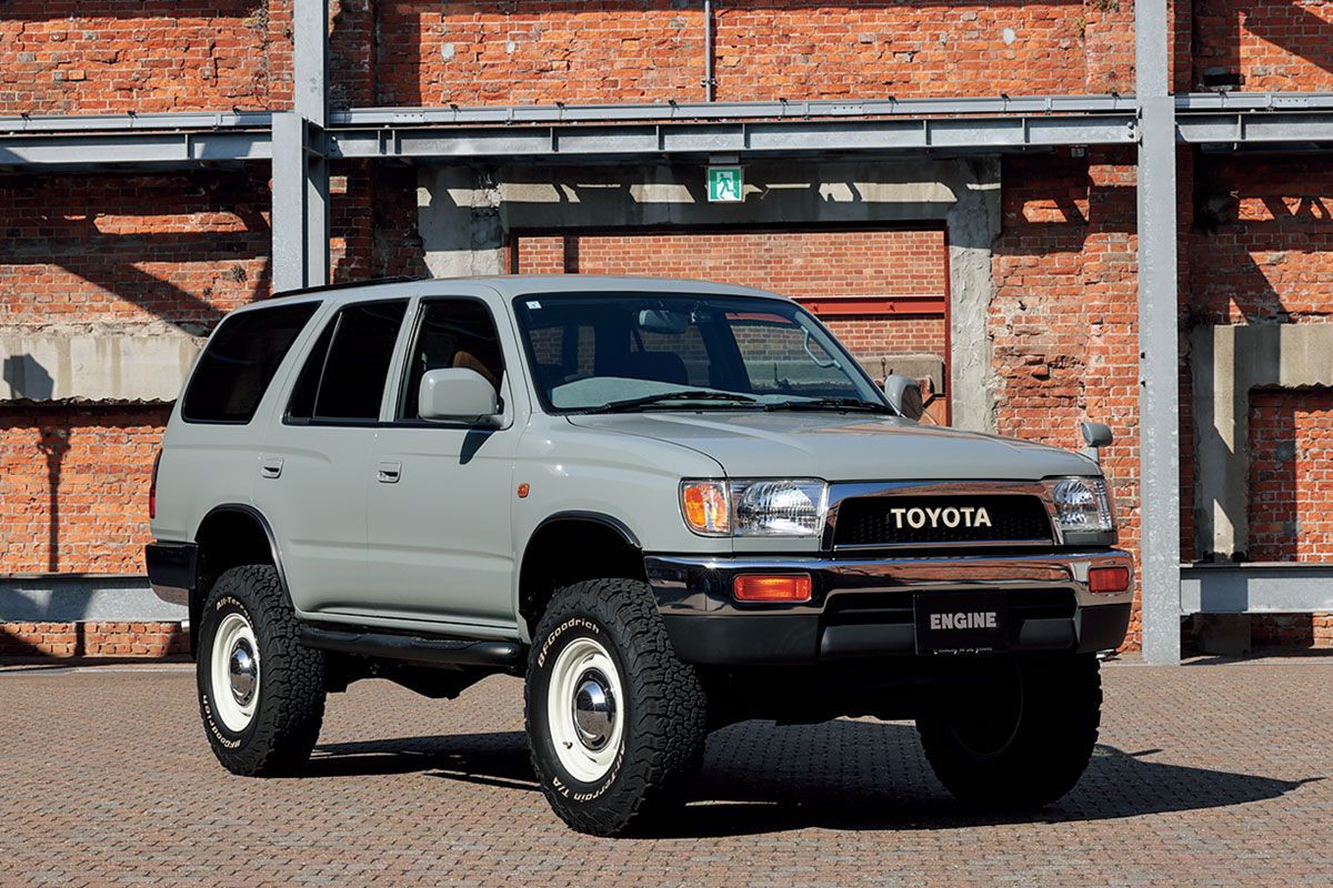 TOYOTA HILUX SURF／すっちーさんのハイラックスサーフは2002年式。兵庫県三木市にある「Weed」が手掛けたカスタム・カーである。ひと目見てカッコイイと思った。グレーのボディ・カラー、前期型バンパー、サイド出しマフラー、サイドステップなどなどで装飾されているが、とてもナチュラルで厭味がない。絶妙だと思ったのは車高のアップで、もう少し低くても、ちょっと高くてもこのバランスは出せなかったと思えた。センス良く仕上がったのは、すっちーさんのセレクトと「Weed」スタッフのアドバイスの賜物だろう。