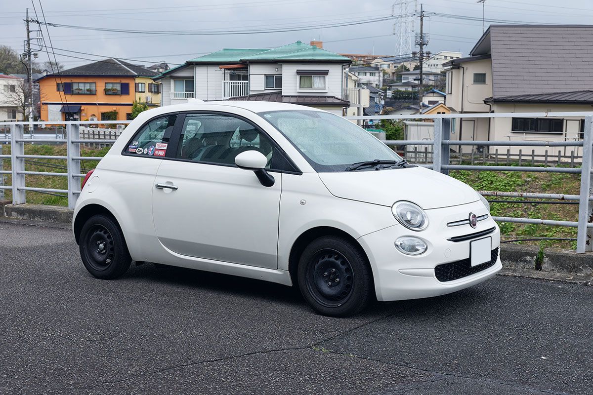 フィアット500は2016年に後期型になったが、2号車は後期型の初期モデルでヘッドライトがプロジェクター式となる。前期型よりも明らかにボディ剛性が高く、テレビも観られるので、ここ最近、遠方取材時の足として使っている。燃費をよくするために155/65R14サイズの細いタイヤにしている。