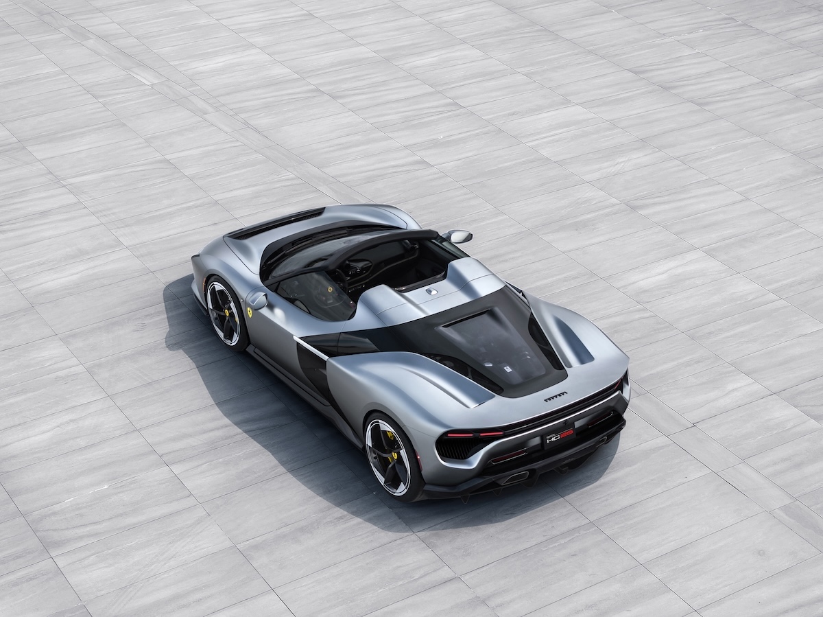 跳ね馬の新作はハイブリッドなしのV8ターボ！「F8スパイダー」ベースと