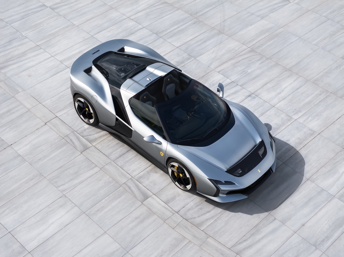 跳ね馬の新作はハイブリッドなしのV8ターボ！「F8スパイダー」ベースと