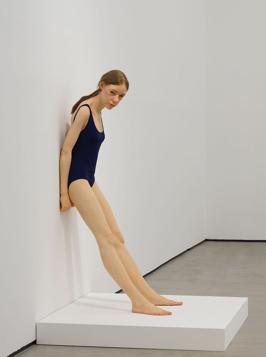 ロン・ミュエク《ゴースト》1998／2014年 所蔵：ヤゲオ財団コレクション（台湾） 展示風景：「ロン・ミュエク」韓国国立現代美術館ソウ ル館、2025年 撮影：ナム・キヨン 画像提供：カルティエ現代美術財団、韓国国立現代美術館