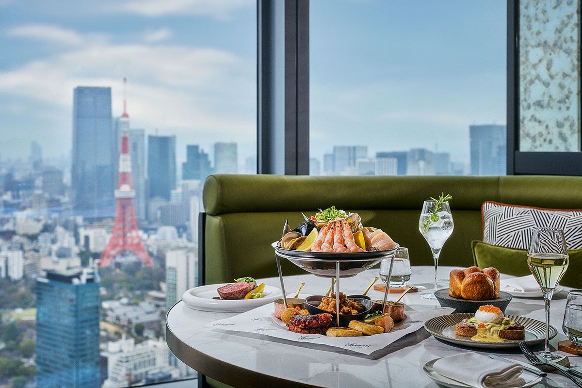 料理は1万500円のサンデーブランチより。「シーフードプラッター」とメインの一例（2名分）。シーフードはトロリーサービスで追加可能。ロブスターや蟹脚のグリルなどプレミアムオプションも用意。オプションのフリーフローは、スタンダード5000円、プレミアム8,000円。