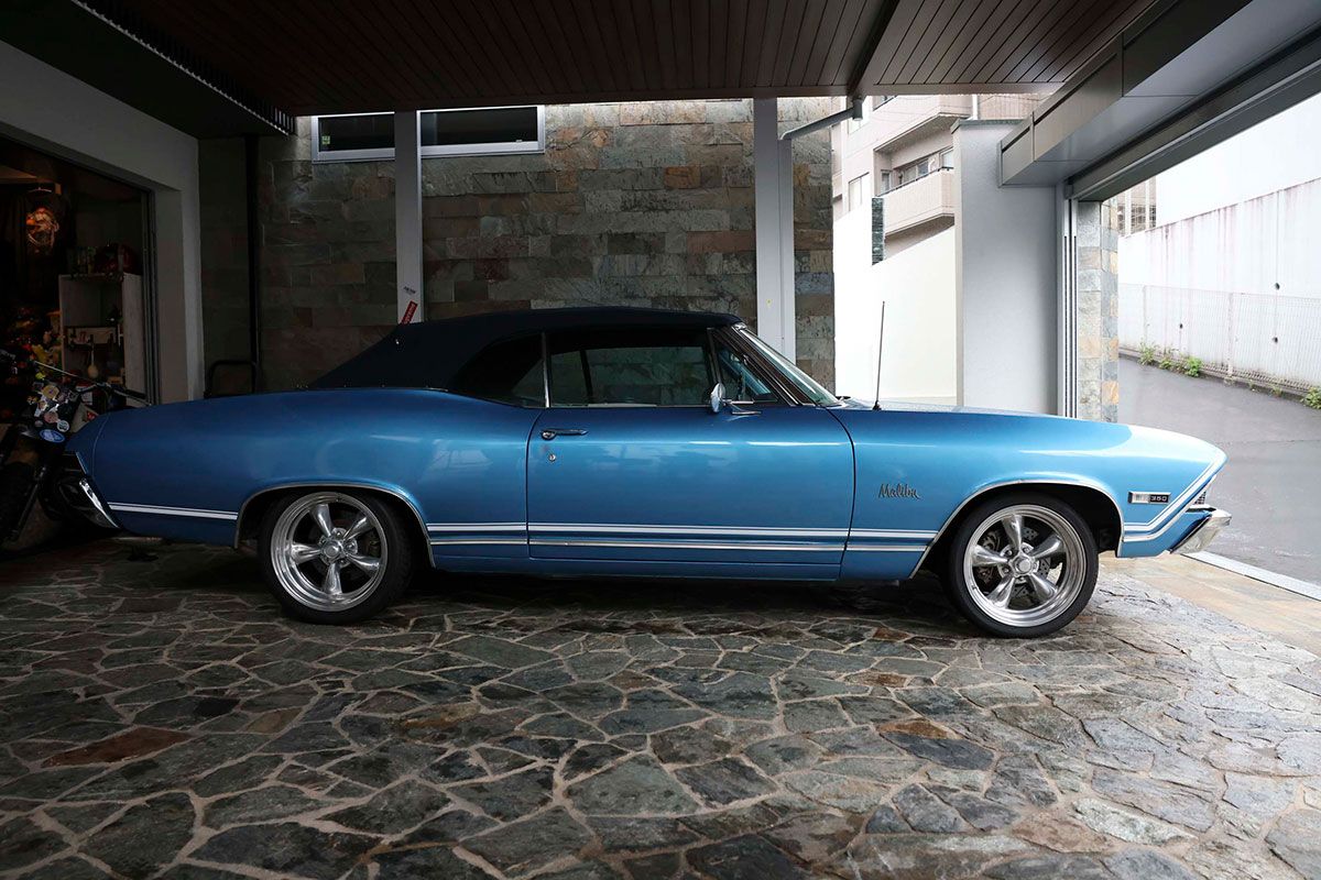 5本ホイールのアメリカン・レーシング・ホイールもピカピカだ。長いノーズには350キュービック・インチを表す350 のバッヂが付いている。マッスルカーにしては上品なスタイリングだがV8 のサウンドは豪快だった。マリブの名はカリフォルニア州の地名が由来だと言われている。大きな幌は電動開閉式。出掛けるとどこでも大注目だそうだ。