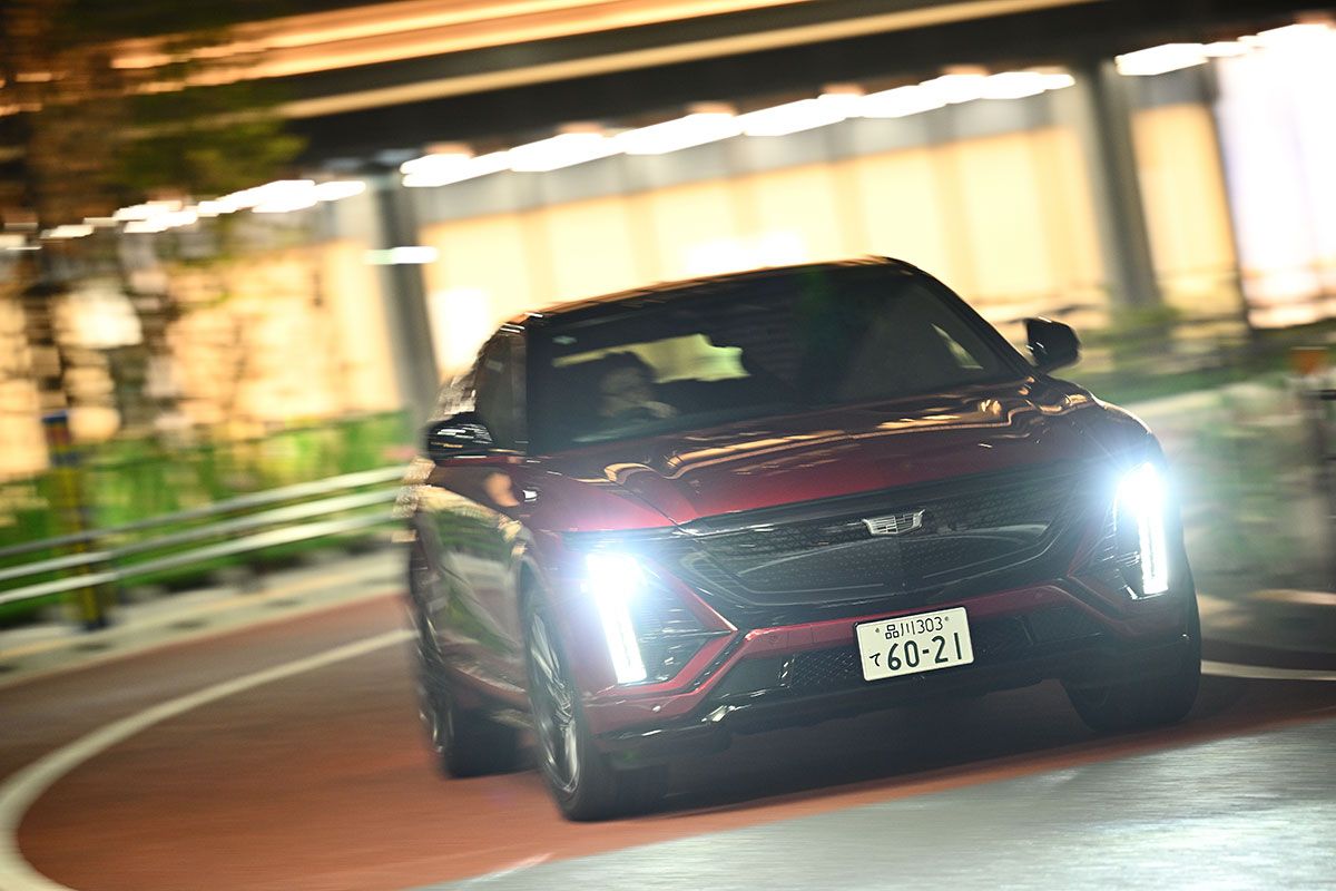 2680kgという重いボディながら、コーナリングは気持ちいい。ステアリングを通じて4輪がガッチリ路面をつかんでいるのがわかる。強烈な加速を制御するブレンボ製のブレーキも効き、コントロールについて文句のつけようがなかった。