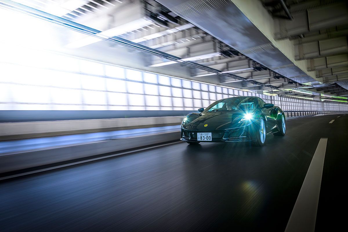 エミーラのV6は2021年夏に登場。前回乗った個体は極初期の生産車、今回の個体とは生産の時期にずれがある。パワートレインは同一だが脚は前者がスポーツ・パック、後者はツーリング・パック仕様。