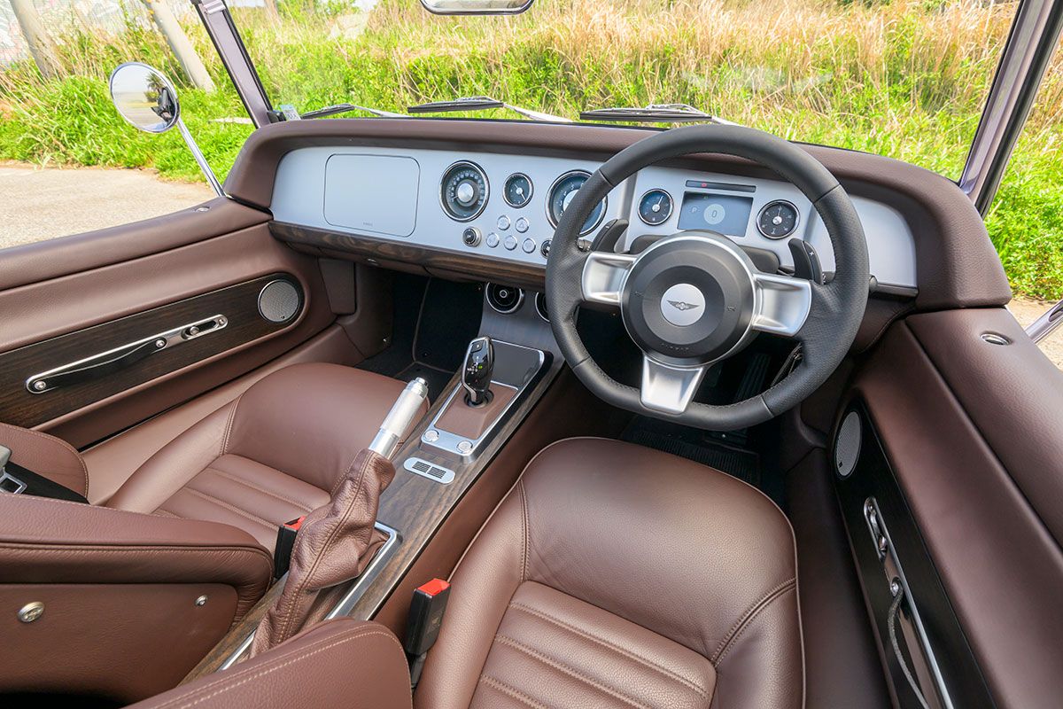 計器類の配置やシート、運転姿勢は従来のモーガン・スタイルを踏襲する。