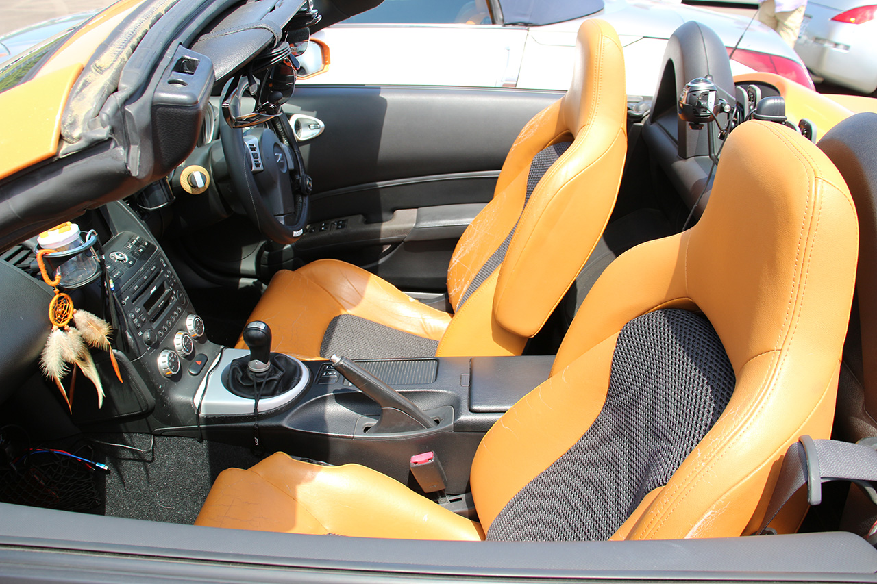 思わず振り返るサンセットオレンジのZ33型ロードスター！ バイク乗りが