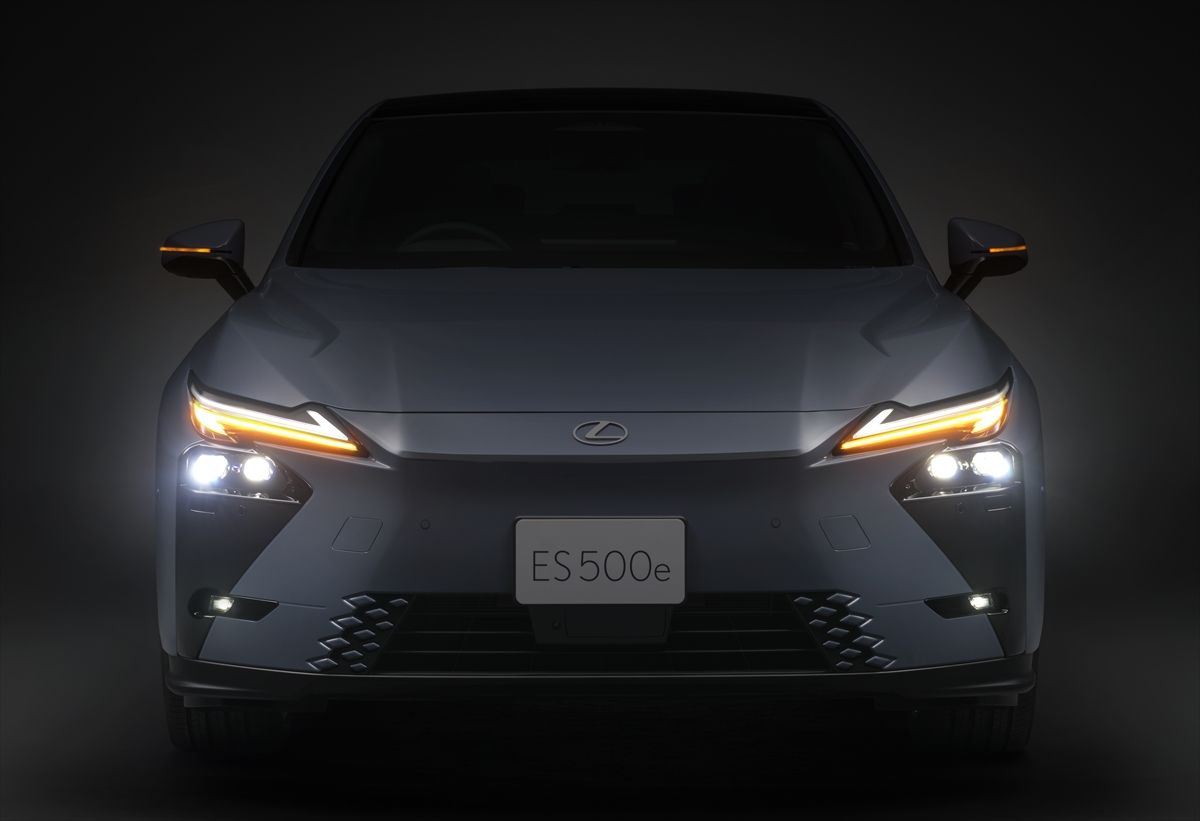 ハイブリッドとEVの二刀流 全長5m超の大型セダンに進化した新型 