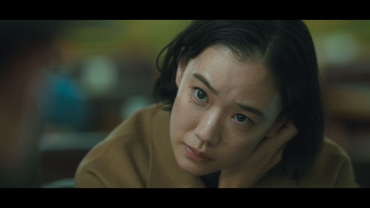 蒼井優扮する女性記者の甲野京子は、オリジナルにくらべて段違いにアクティブに活躍。