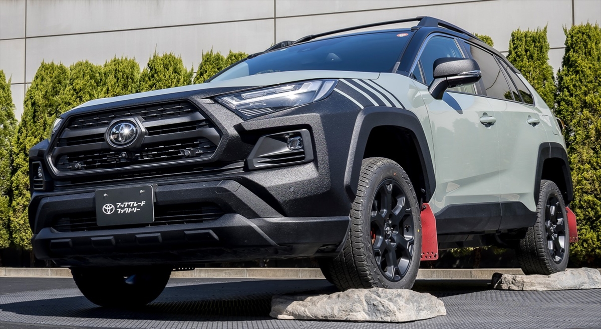 トヨタ純正パーツでRAV4を2インチ・リフトアップ 凸凹塗装のフェンダー