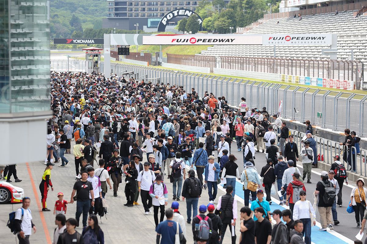 KYOJOのピットウォークの様子。他の国内レースシリーズと同様、観客数は近年急増している。この開幕戦では、インタープロトシリーズとの併催大会として過去最多の9400人が来場した。