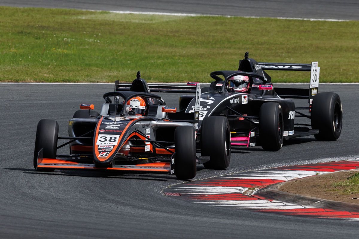 Finalで、3位スタートの佐藤こころ選手（38号車）に5位スタートの斎藤愛未選手（36号車）が迫るシーン。斎藤選手は3位表彰台を果たした。