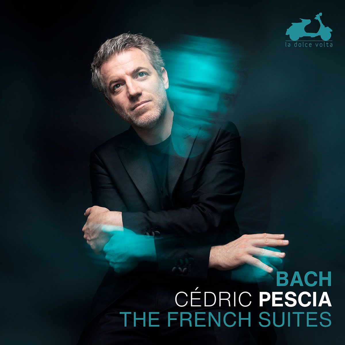 Cedric Pescia  セドリック・ペシャは以前から自宅でバッハの「フランス組曲」をクラヴィコードで弾いていたという。クラヴィコードは16世紀から18世紀に使用された鍵盤楽器、バッハをはじめとする作曲家が好んで演奏した。音量は小さいが、強弱がつけられる。そうした経験が生かされ、ペシャの「フランス組曲」は音色や響きを非常に重視して弾き分け、「歌」を意識させる。（ナクソス）