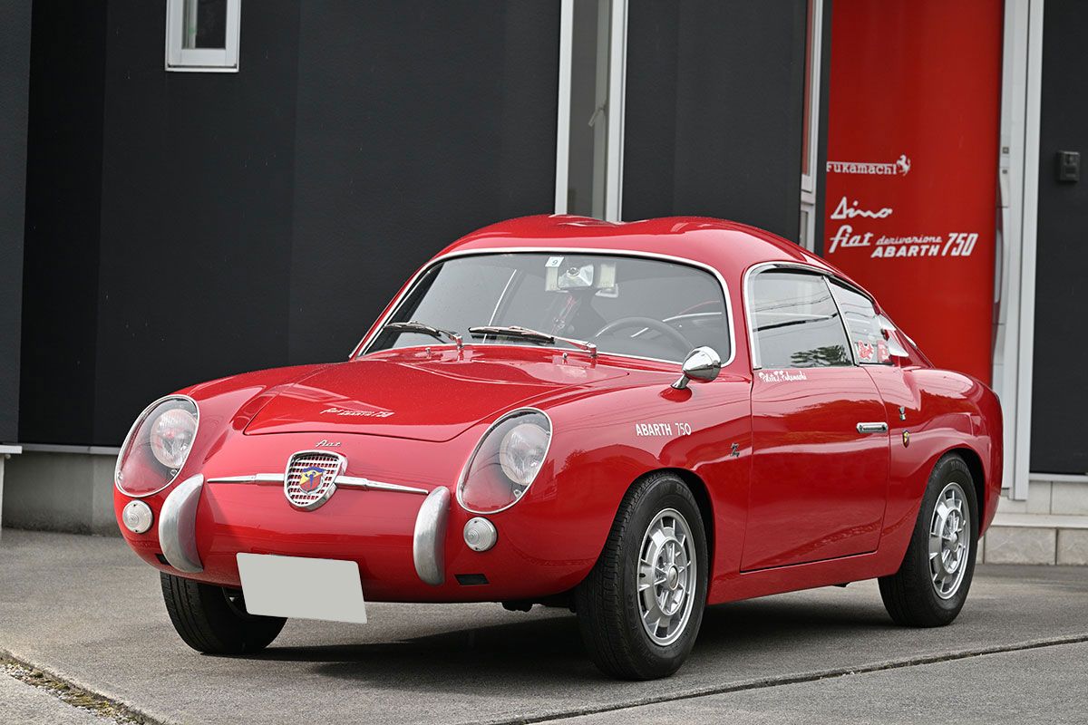 新旧アバルトで構成されるCLUB ABARTH GIAPPONEに入っており、当クラブのイベントでサーキット走行を楽しむ機会もある。購入時のボディカラーは黄色で、車体上部のセンターに赤いストライプが入っているレーシーな雰囲気だったが、納車2ヶ月後に遭ったリアへの追突事故で鈑金塗装することになり、その際に赤一色に変更した。4年かかって戻ってきた。