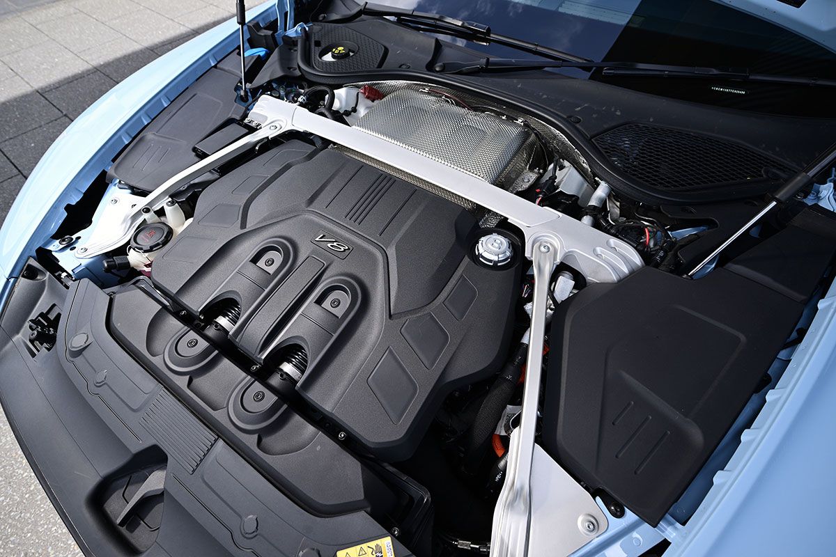 パワーユニットは4リッター V8ツインターボ＋モーターによるハイパフォーマンスなハイブリッド仕様で、680ps/930Nmを発揮する。