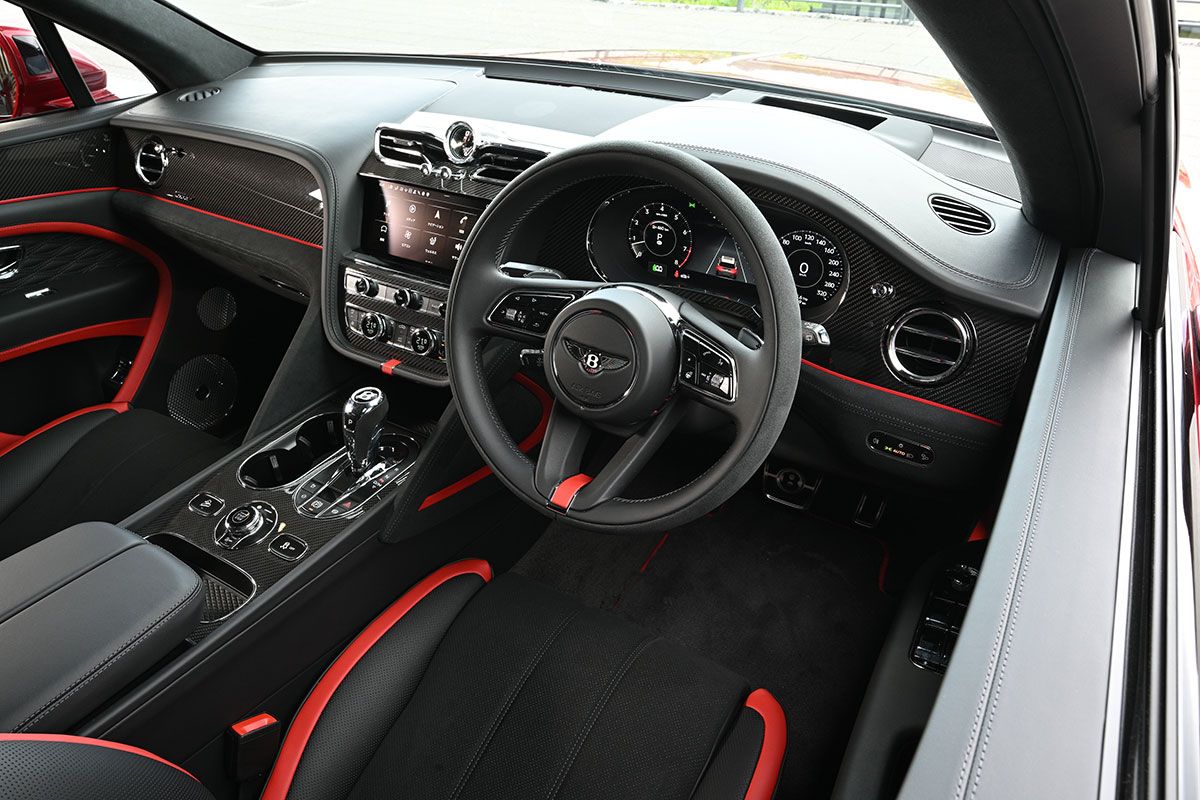 4リッター V8ツインターボは650ps/850Nmを発揮し、0-100km/h加速3.6秒、最高速度310km/hを誇る。