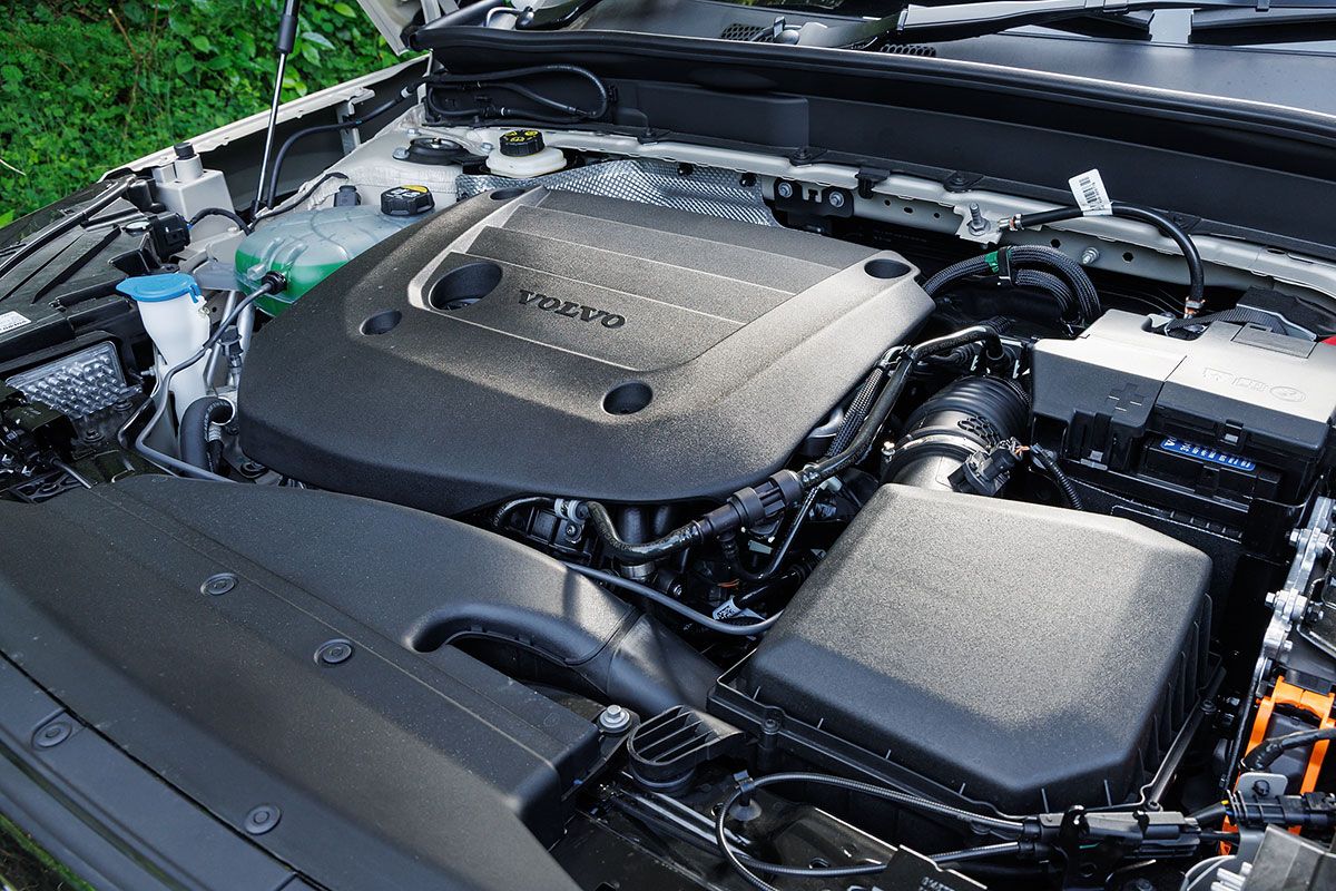 XC40は排気量1968ccの4気筒ターボを搭載。B4は197ps/30.6kgm、B3は163ps/27kgmと出力違いとなる。4WDはB4のみ。