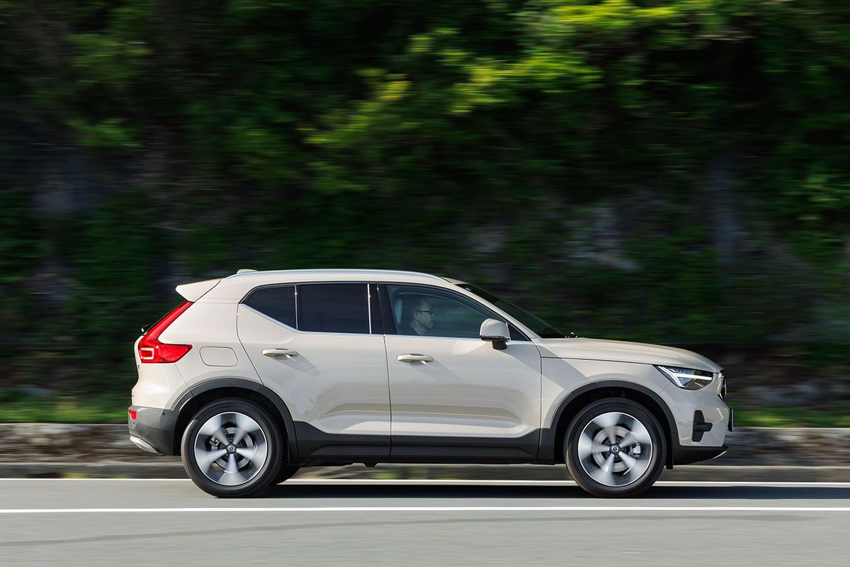 XC40の2027年モデルは、上位のB4ウルトラAWDは特別仕様車“セレクション”のみで649万円。B3はエッセンシャル、プラス、ウルトラがそれぞれ509万円、559万円、599万円。