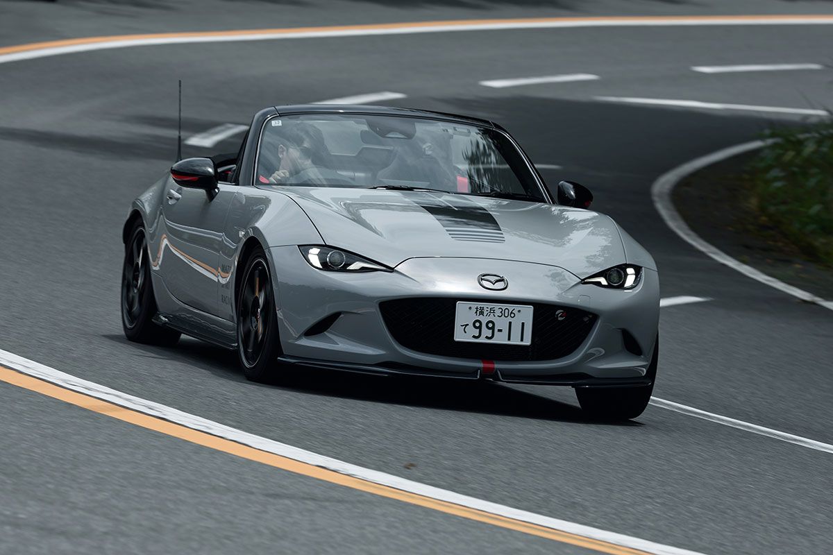 スーパー耐久への参戦で得られた知見をフィードバックして作られた「マツダ・スピリット・レーシング12R」。引き締められたスポーティな足回りだが、しなやかさも持ち合わせており、日常域でもイヤな感じは全くない。専用のバケットシートは、これだけでも普通モデルにつけてくれないか、と言いたくなる出来。専用マフラーのサウンドも素晴らしい。