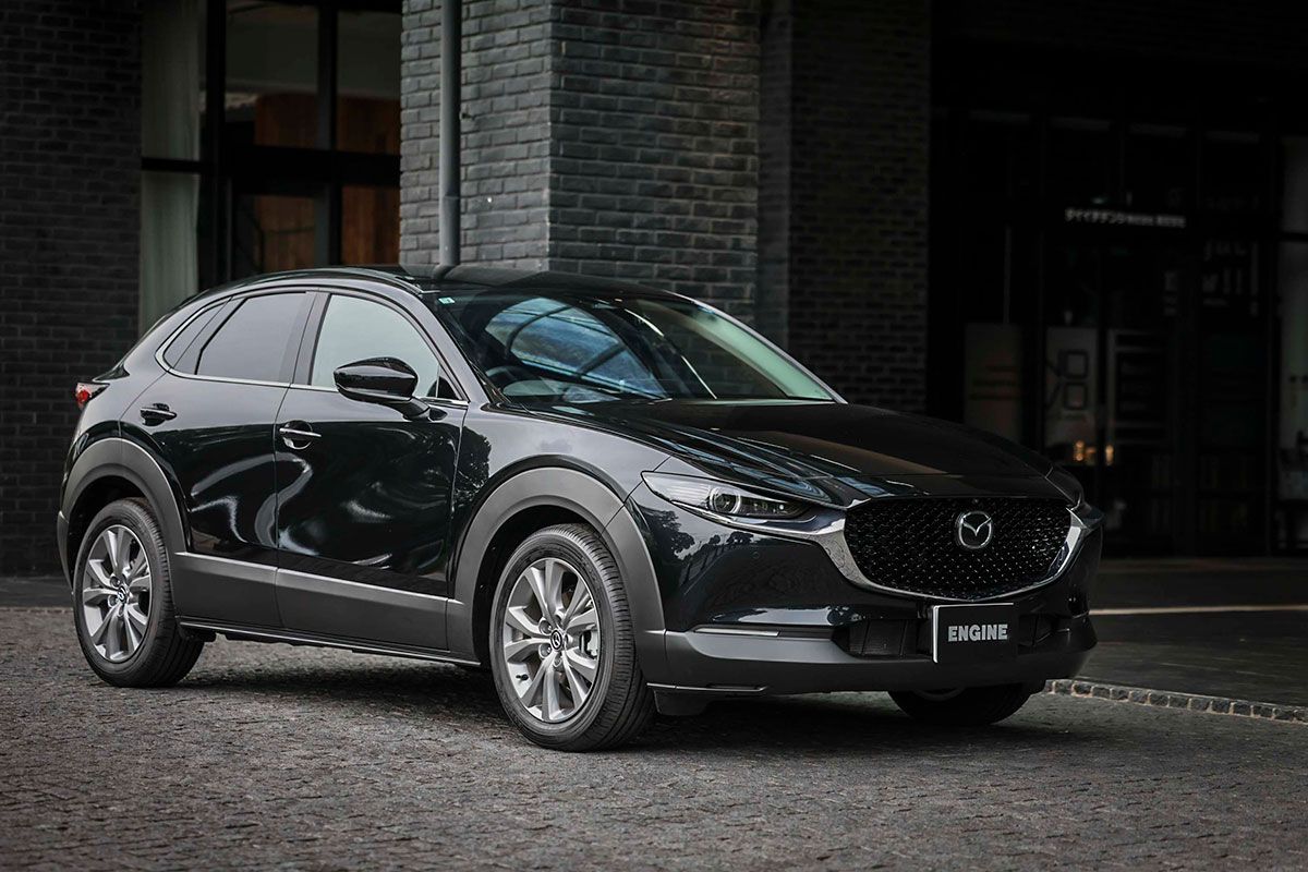 MAZDA CX-30／マツダCX-30は「世界で最も美しいコンパクトクロスオーバーSUV」をコンセプトに開発され、2020年に発売された。開発の目的は実を結び「2020～2021日本自動車殿堂カーデザインオブザイヤー」を受賞した。賀集さんの購入動機も見た目の良さだ。現在は2リッター直4のハイブリッド・モデルと1.8リッター・ディーゼル・ターボの2種が用意されている。クルマを動かしたら賀集さんの大好きなマイケル・ジャクソンが流れた。